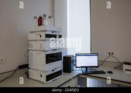 Application de flacons d'échantillons de chromatographie liquide haute performance (HPLC) pour l'analyse de certains produits chimiques. Le chercheur plaçant les échantillons de flacons dans le HP Banque D'Images