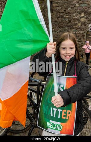 Macroom, West Cork, Irlande. 10 octobre 2020. Un petit groupe d'environ 40 personnes s'est rassemblé devant les portes du château de Macroom cet après-midi pour protester contre ce que l'organisateur, Elaine O'Shea, décrit comme des restrictions draconiennes. Les manifestants ont également déploré les restrictions de verrouillage. En outre, l'événement a été une manifestation anti-corruption. Kelsey O'Shea de Macroom était à la manifestation. Crédit : AG News/Alay Live News Banque D'Images