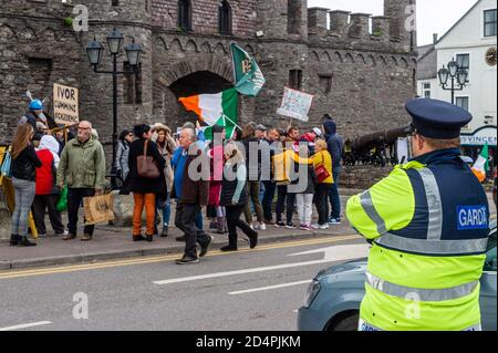 Macroom, West Cork, Irlande. 10 octobre 2020. Un petit groupe d'environ 40 personnes s'est rassemblé devant les portes du château de Macroom cet après-midi pour protester contre ce que l'organisateur, Elaine O'Shea, décrit comme des restrictions draconiennes. Les manifestants ont également déploré les restrictions de verrouillage. En outre, l'événement a été une manifestation anti-corruption. Il y avait une présence de Garda à l'événement. Crédit : AG News/Alay Live News Banque D'Images