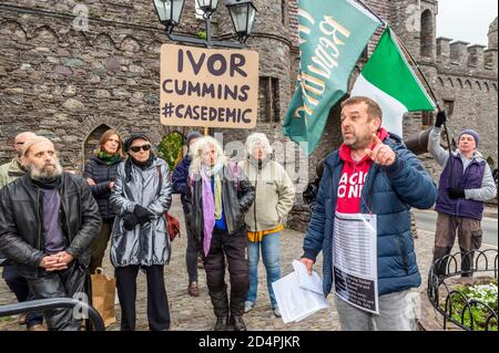 Macroom, West Cork, Irlande. 10 octobre 2020. Un petit groupe d'environ 40 personnes s'est rassemblé devant les portes du château de Macroom cet après-midi pour protester contre ce que l'organisateur, Elaine O'Shea, décrit comme des restrictions draconiennes. Les manifestants ont également déploré les restrictions de verrouillage. En outre, l'événement a été une manifestation anti-corruption. Plusieurs personnes ont pris la parole lors de la manifestation. Crédit : AG News/Alay Live News Banque D'Images