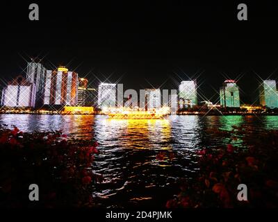 Guangzhou, Guangzhou, Chine. 10 octobre 2020. GuangdongÃ¯ÂμÅ'CHINE-le 3 octobre 2020, la nuit tombe à Guangzhou, province de Guangdong, la façade de 24 bâtiments le long de la rive de la rivière des perles s'élève avec des particules d'or, et les étoiles à cinq pointes du drapeau rouge volent lentement dans la peinture de droite à gauche. Afin de célébrer la Journée nationale et le festival de la mi-automne, des activités sur le thème de l'éclairage de la Journée nationale avec ''yunshan Pearl Water auspicious Flower City'' seront organisées des deux côtés de la rivière des perles à guangzhou à partir du 1er octobre. L'atmosphère de l'animation de thème Banque D'Images