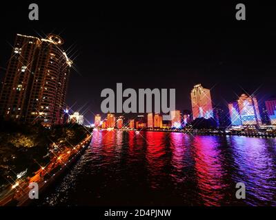 Guangzhou, Guangzhou, Chine. 10 octobre 2020. GuangdongÃ¯ÂμÅ'CHINE-le 3 octobre 2020, la nuit tombe à Guangzhou, province de Guangdong, la façade de 24 bâtiments le long de la rive de la rivière des perles s'élève avec des particules d'or, et les étoiles à cinq pointes du drapeau rouge volent lentement dans la peinture de droite à gauche. Afin de célébrer la Journée nationale et le festival de la mi-automne, des activités sur le thème de l'éclairage de la Journée nationale avec ''yunshan Pearl Water auspicious Flower City'' seront organisées des deux côtés de la rivière des perles à guangzhou à partir du 1er octobre. L'atmosphère de l'animation de thème Banque D'Images