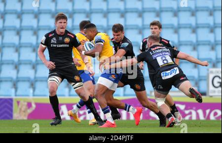 Anthony Watson (au centre) de Bath est abordé par Ollie Devoto (au centre à droite) des chefs Exeter et Sam Simmonds lors du match de demi-finale Gallagher Premiership à Sandy Park, Exeter. Banque D'Images