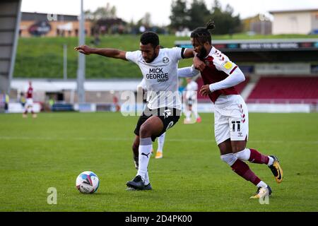 Northampton, Royaume-Uni. 10 octobre 2020. Nathan Thompson de Peterborough United et Ricky Korboa de Northampton Town tussle dans la boîte du visiteur pendant le match Sky Bet League 1 joué derrière des portes fermées (en raison des directives du gouvernement Covid-19) entre Northampton Town et Peterborough United au PTS Academy Stadium, Northampton, Angleterre, le 10 octobre 2020. Photo de Nick Browning/Prime Media Images. Crédit : Prime Media Images/Alamy Live News Banque D'Images