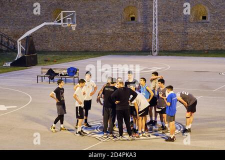 Belgrade / Serbie - 30 mai 2020: Formation de l'équipe de jeunes du Club de basketball Partizan Belgrade au terrain de basketball Partizan dans la forteresse de Belgrade Kalemegda Banque D'Images