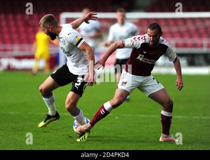 Michael Harriman de Northampton Town (à droite) et Dan Butler de Peterborough United se battent pour le ballon lors du match Sky Bet League One au PTS Academy Stadium, à Northampton. Banque D'Images