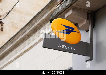 Bordeaux , Aquitaine / France - 10 01 2020 : la poste relais affiche et logo façade du bureau poste français Banque D'Images