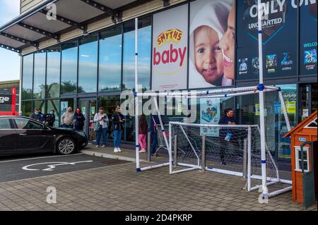 Cork, Irlande. 10 octobre 2020. Il y a eu de grandes files d'attente à l'extérieur de Smythes Toys à Kinsale Road, Cork, aujourd'hui, après que les détaillants ont averti qu'il pourrait y avoir une pénurie des jouets les plus populaires pour Noël en raison de la pandémie COVID-19. Crédit : AG News/Alay Live News Banque D'Images