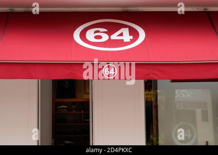 Bordeaux , Aquitaine / France - 10 01 2020 : 64 signe et logo de la boutique de vêtements du pays basque dans les pyrénées atlantique en France sud-ouest Banque D'Images