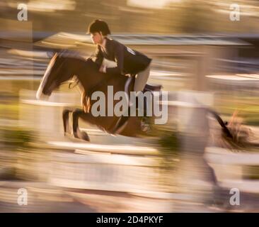 Les jeunes filles et le poney rivalisent dans le saut d'exposition Banque D'Images