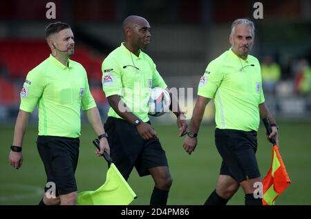 L'arbitre Sam Allison (au centre) avec les assistants Matthew Smith (à gauche) et Ravel Cheosiaua après le match de la Sky Bet League 2 au stade Peninsula, Salford. Banque D'Images