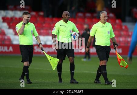 L'arbitre Sam Allison (au centre) avec les assistants Matthew Smith (à gauche) et Ravel Cheosiaua après le match de la Sky Bet League 2 au stade Peninsula, Salford. Banque D'Images