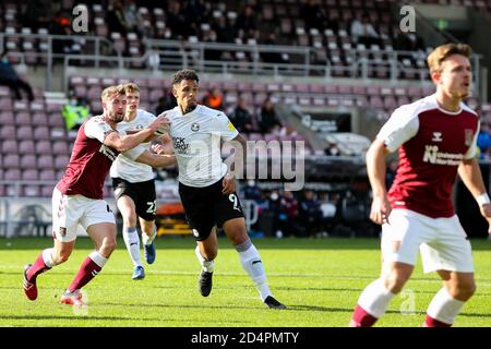 Northampton, Royaume-Uni. 10 octobre 2020. Jonson Clark-Harris de Peterborough United et Jack Sowerby de Northampton Town se trouvent dans la boîte, comme un coin est pris, pendant le match Sky Bet League 1 joué derrière des portes fermées (en raison des directives du gouvernement covid-19) entre Northampton Town et Peterborough United au PTS Academy Stadium, Northampton, Angleterre le 10 octobre 2020. Photo de Nick Browning/Prime Media Images. Crédit : Prime Media Images/Alamy Live News Banque D'Images