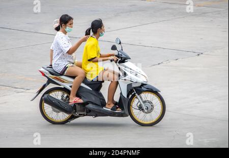 SAMUT PRAKAN, THAÏLANDE, 25 2020 JUILLET, deux femmes manèges à moto dans la rue. Banque D'Images