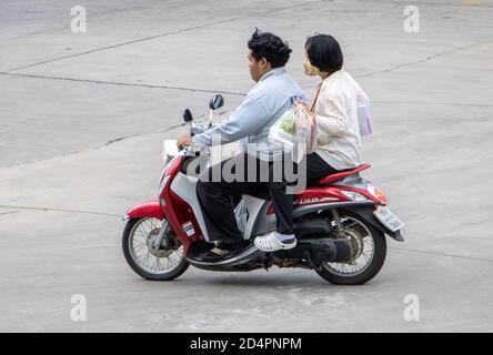 SAMUT PRAKAN, THAÏLANDE, JUILLET 25 2020, le couple se déplace en moto dans la rue. Banque D'Images