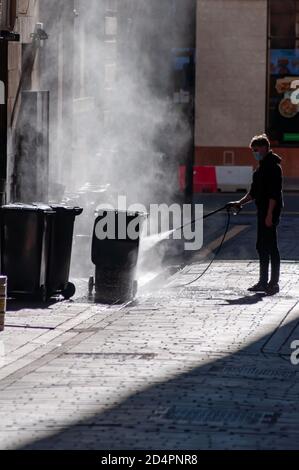 Glasgow, Écosse, Royaume-Uni. 10 octobre 2020. Le nettoyage commence le jour suivant l'entrée en vigueur des nouvelles restrictions du coronavirus qui ferment tous les restaurants et pubs de la ceinture centrale. Credit: SKULLY/Alay Live News Banque D'Images