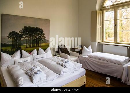 Quelle que soit la nature des excursions que vous prenez autour de Kavaliershaus Schloss Blücher pendant la journée, dans la soirée vous pouvez regarder l'art sur le lit et une suite meublée à l'origine. Hotel Kavaliershaus dans Fincken, Röbel-Müritz, Allemagne Banque D'Images
