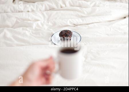 Tasse de café et muffin au chocolat Banque D'Images