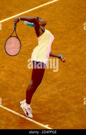 Serena Williams (Etats-Unis) en compétition à l'Open de tennis de 1998 Banque D'Images