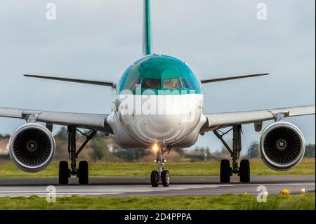 Cork, Irlande. 10 octobre 2020. Les avions AER Lingus et Ryanair sont redondants sur le tarmac de l'aéroport de Cork, les restrictions de niveau 3 de l'Irlande frappant fortement les voyages internationaux. A partir du lundi 12 octobre, le gouvernement a déclaré qu'il n'y aura pas de pays étrangers sur la liste verte de voyage, ce qui signifie que quiconque vole en Irlande devra s'auto-isoler pendant 14 jours. La prochaine révision aura lieu le jeudi 15 octobre. Le vol EI172 d'AER Lingus se prépare pour le décollage à Londres Heathrow. Crédit : AG News/Alay Live News Banque D'Images