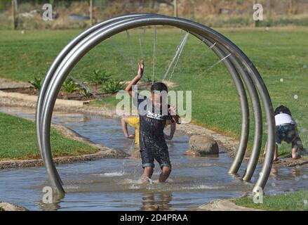 Johannesburg, Afrique du Sud. 10 octobre 2020. Les enfants s'amusent dans un parc de Johannesburg, Afrique du Sud, 10 octobre 2020. Credit: Chen Cheng/Xinhua/Alay Live News