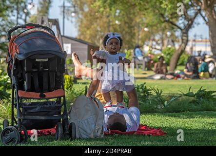 Johannesburg, Afrique du Sud. 10 octobre 2020. Un homme et son enfant s'amusent dans un parc de Johannesburg, Afrique du Sud, 10 octobre 2020. Credit: Chen Cheng/Xinhua/Alay Live News