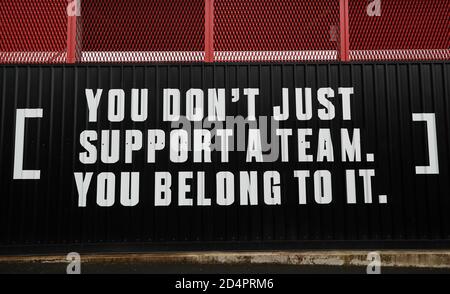 Une vue d'une citation inspirante devant le sol avant le match de la Sky Bet League Two au Peninsula Stadium, Salford. Banque D'Images