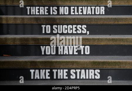 Une vue d'une citation inspirante sur quelques escaliers à l'extérieur du sol avant le match Sky Bet League Two au stade Peninsula, Salford. Banque D'Images