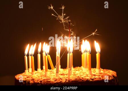 Allumé des bougies sur le gâteau d'anniversaire Banque D'Images