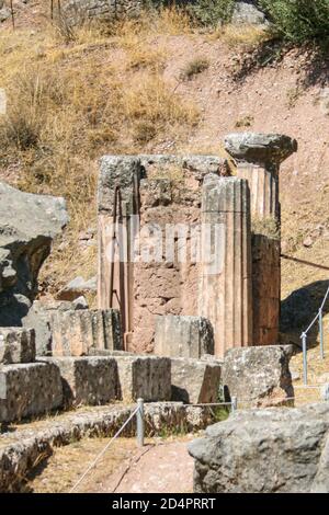 Les ruines du temple d'Athéna au Sanctuaire d'Athéna Pronaia à Delphes. Banque D'Images