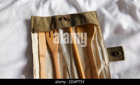 Ensemble de couverts en bambou, couverts écologiques de cuisine avec couteau, fourchette, cuillère et paille Banque D'Images