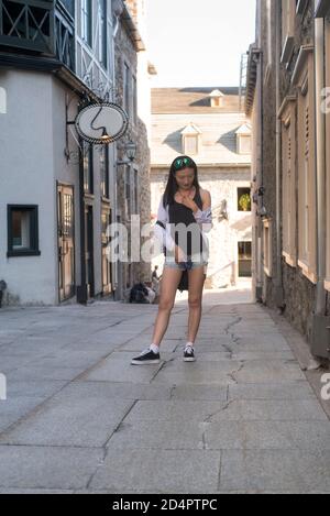 Une chinoise se tenant dans une ruelle étroite près de la place paris dans le vieux port de Québec, Canada. Banque D'Images