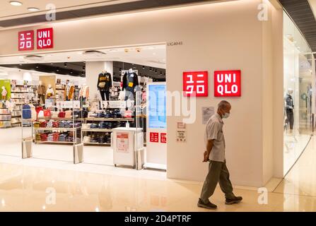 Hong Kong, Chine. 10 octobre 2020. Marque japonaise de vêtements Uniqlo logo et magasin à Hong Kong. Crédit : SOPA Images Limited/Alamy Live News Banque D'Images