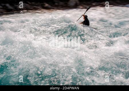 Groupe de touristes naviguer bateau gonflable à travers la rivière Tara dans le parc national Durmitor ,Tara, Monténégro, 21, Mai, 2009. Banque D'Images