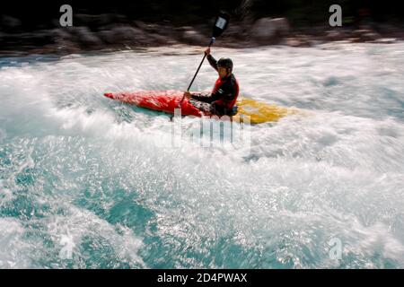 Groupe de touristes naviguer bateau gonflable à travers la rivière Tara dans le parc national Durmitor ,Tara, Monténégro, 21, Mai, 2009. Banque D'Images