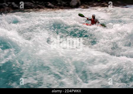Groupe de touristes naviguer bateau gonflable à travers la rivière Tara dans le parc national Durmitor ,Tara, Monténégro, 21, Mai, 2009. Banque D'Images