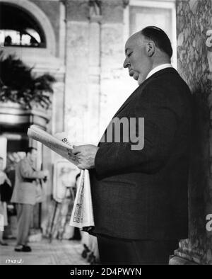 ALFRED HITCHCOCK sur place Candid debout dans le hall de Le New York Plaza Hotel pendant le tournage de NORTH BY NORTHWEST 1959 réalisateur ALFRED HITCHCOCK écrivain Ernest Lehman Music Bernard Herrmann Metro Goldwyn Mayer Banque D'Images