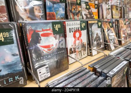 Barnes & Noble Booksellers DVD Display, New York, États-Unis Banque D'Images