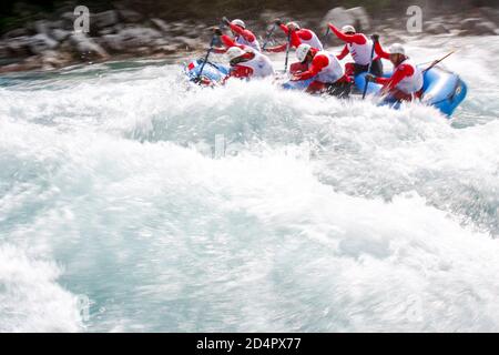 Groupe de touristes naviguer bateau gonflable à travers la rivière Tara dans le parc national Durmitor ,Tara, Monténégro, 21, Mai, 2009. Banque D'Images