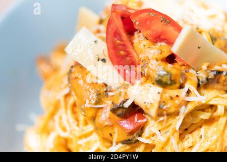 Savoureuses pâtes traditionnelles italiennes spaghetti appétissantes avec sauce, parmesan au fromage et basilic sur l'assiette. Banque D'Images