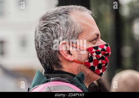 Londres, Royaume-Uni, 10 octobre 2020. Les environnementalistes de XR se clamatent les mains et soutiennent Larch Maxey, écologiste de longue date et protecteur d'arbres de la rébellion HS2 et de la CAMPAGNE STOP HS2. Il se tient sur l'un des rares arbres à gauche près de la nouvelle ligne de train à grande vitesse dans Hampstead Rd. Crédits: Sabrina Merolla / Alamy Live News. Banque D'Images