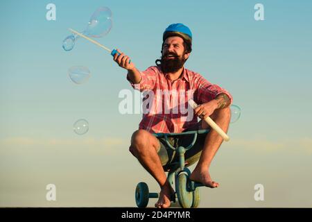 Mémoire d'enfance. Drôle d'homme fou à vélo. Banque D'Images