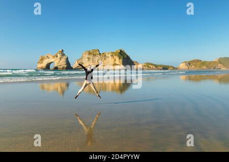 Wharariki Beach au coucher du soleil, Océanie, Golden Bay, Tasman, Île du Sud, Nouvelle-Zélande, Océanie Banque D'Images