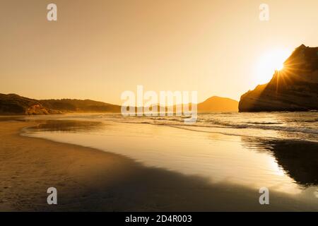 Wharariki Beach au coucher du soleil, Océanie, Golden Bay, Tasman, Île du Sud, Nouvelle-Zélande, Océanie Banque D'Images