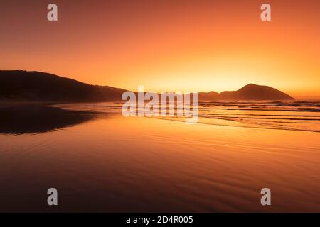 Wharariki Beach au coucher du soleil, Océanie, Golden Bay, Tasman, Île du Sud, Nouvelle-Zélande, Océanie Banque D'Images