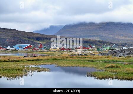 Vue sur le village avec des maisons peintes en couleurs typiques, en face de petit étang, Qeqertarsuaq, Disco Island, Disco Bay, Groenland, Amérique du Nord Banque D'Images