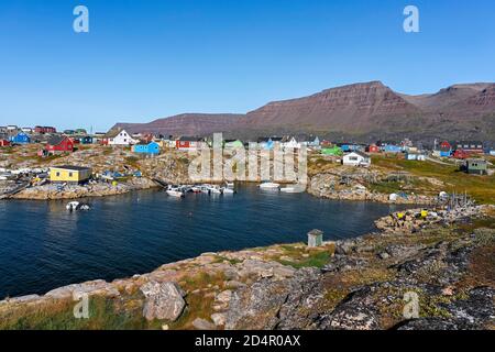 Vue sur le village avec des maisons peintes en couleurs typiques, dans la baie de devant avec de petits bateaux, Qeqertarsuaq, Disco Island, Disco Bay, Groenland, Amérique du Nord Banque D'Images