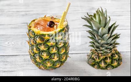 Cocktail Bahama Mama servi dans un ananas frais creux Banque D'Images