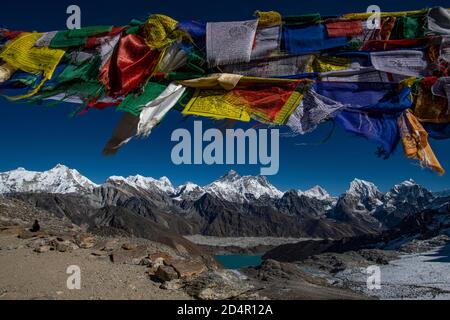 Voir avec les drapeaux bouddhistes de prière de Renjo la Pass 5417m à l'est à l'Himalaya avec Pumori, Changtse, Mont Everest 8848m, Nuptse 7864m, Lhotse 8516 Banque D'Images