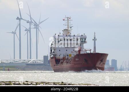 Hoek van Holland, Rotterdam, pays-Bas 2 juillet 2020 : fret maritime rouge quittant le port de Rotterdam aux pays-Bas Banque D'Images